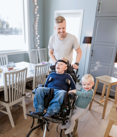 KLATRESTATIV: Caleb sitter enten på fanget eller henger seg på en tur med rullestolen.