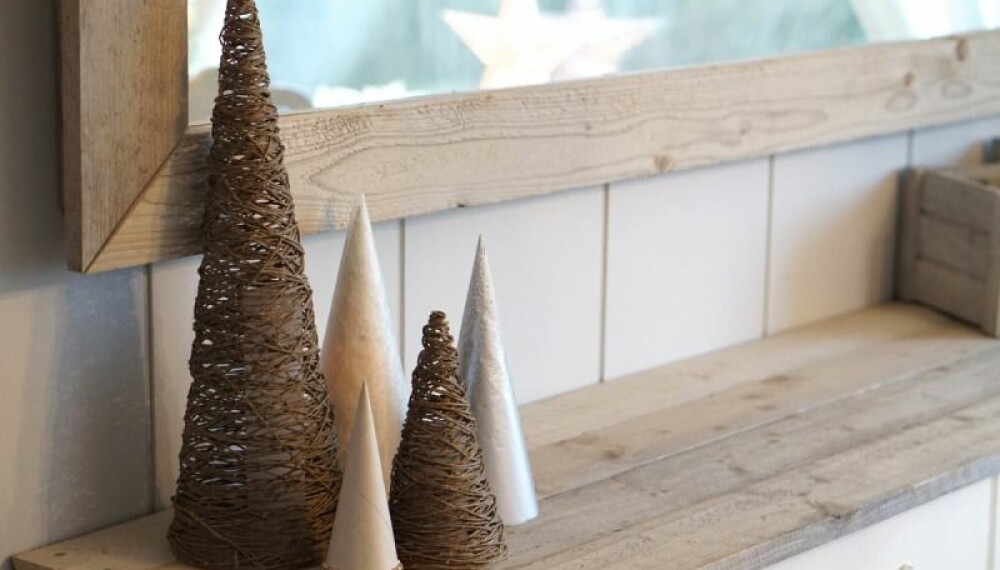 Kjegler laget av tråd og lim blir dekorativ, og billig, julepynt.