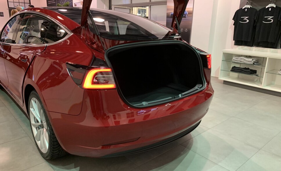 <b>SMAL ÅPNING:</b> Panoramavinduet til Tesla Model 3 fører til at bagasjeluka på elbilen er relativt smal. Men for reservasjonsholder Torjus Mannes er det hvorvidt en kan montere skistativ på bilen som blir avgjørende for kjøp.