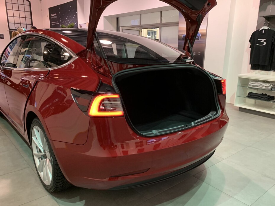 BAGASJEROM PÅ 400 LITER: Det er vesentlig mindre plass i Tesla Model 3 enn i Model S. Her er bilen på norgesbesøk i november 2018.