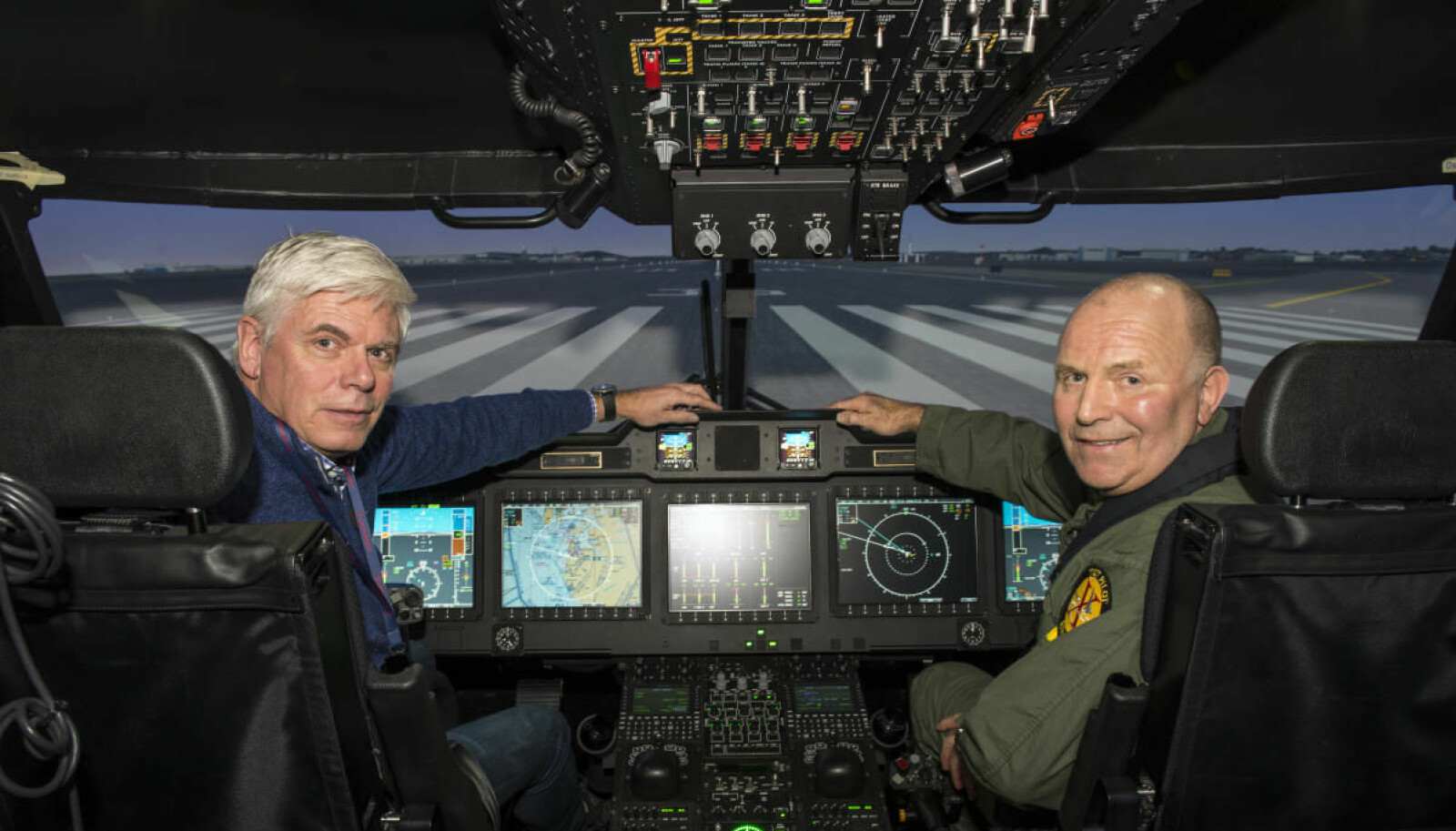 SIMULATOR: Vi Menns Håkon Bonafede og Sigmund Lockert i den avanserte simulatoren hvor Sea King pilotene får konverteringstreningen.
