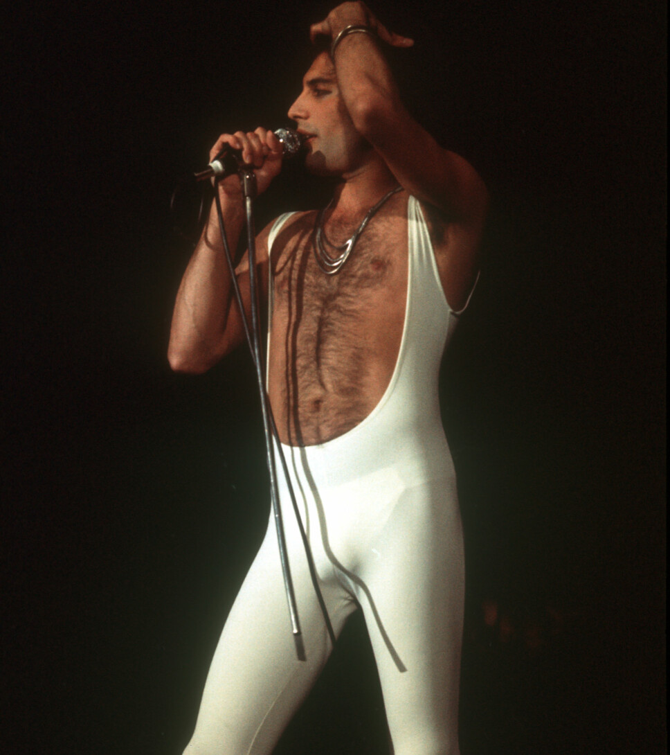 I HVITT: Freddie hadde en rekke ulike outfits som han gledet publikummet sitt med.