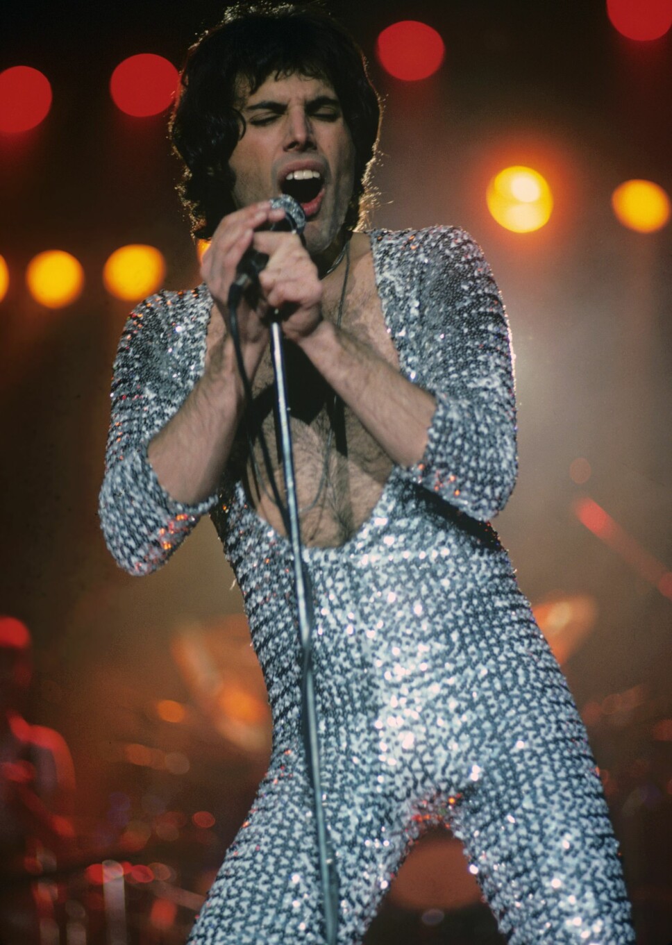 1977: Freddie på scenen i Boston i en sølvdrakt.