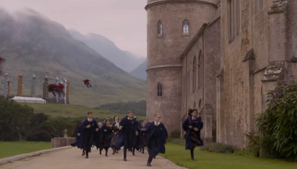GLIMT: I denne scenen fra traileren til den siste «Fantastic Beasts»-filmen kan vi se Minerva McGonagall jage Leta LeStrange gjennom skolegården på Hogwarts.