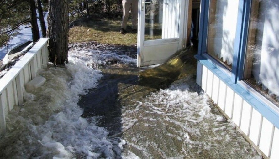 VANNSKADE: Når vannet flommer ut av boligen din, er det ikke så mye annet å gjøre enn å ringe forsikringsselskapet og brannvesenet med sine pumper.