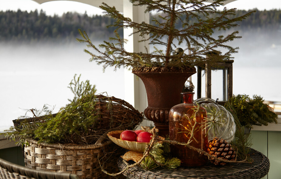 Jul i Bunnefjorden. Tone kjøper gjerne ting i interiørbutikker men aller best liker hun å finne brukte skatter i bruktbutikker, gamle glass og flasker, kurver, potter og lykter. Hver jul samler hun dette i lysthuset og så er det bare å slippe løs kreativiteten.