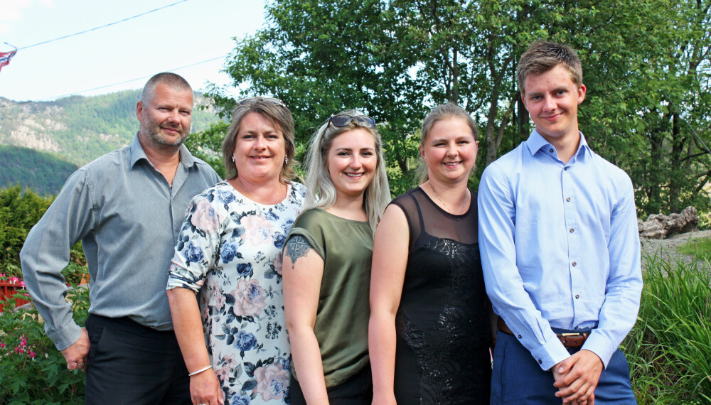 SAMHOLD: Hele familien samlet: Pappa Erik, mamma Elisabeth, Marita, Line og lillebror Andreas.