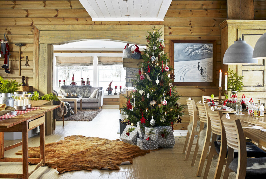 JULESTEMNING PÅ HYTTA: Når Synnøve kommer opp på hytta i Vierli i desember, kommer hun umiddelbart i julestemning. Hun er ekstra glad i å pynte med granbar, never og svibler. JULESTEMNING PÅ HYTTA: Når Synnøve kommer opp på hytta i Vierli i desember, kommer hun umiddelbart i julestemning. Hun er ekstra glad i å pynte med granbar, never og svibler.