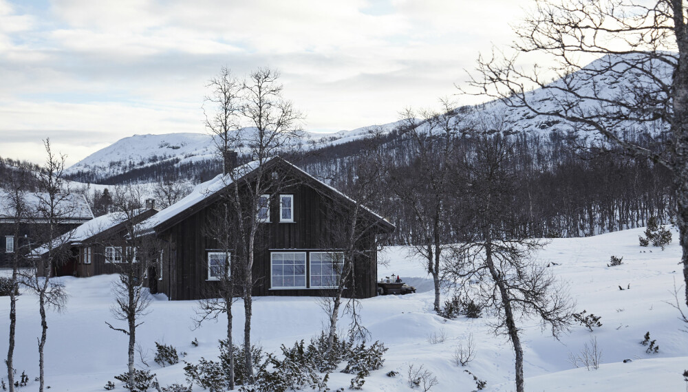 Hytta ligger øverst og ytterst i hyttefeltet under Heimveglinuten ved Rauland i Vinje kommune, Telemark..