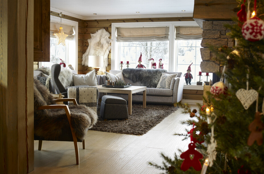 Lunt rom. I stua er det lavt under taket i motsetning til kjøkkenet. Kombinasjonen av trepanel og store vindu som slipper inn mye lys gir en lun stemning. Listverk og panel er fra Edgars Sagbruk i Telemark.Gulvet er av hamret eik fra Fjorddal. Lunt rom. I stua er det lavt under taket i motsetning til kjøkkenet. Kombinasjonen av trepanel og store vindu som slipper inn mye lys gir en lun stemning. Listverk og panel er fra Edgars Sagbruk i Telemark.Gulvet er av hamret eik fra Fjorddal.
