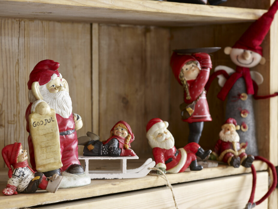 Julesteming. Det er på hytta at Synnøve pynter til jul. Julesteming. Det er på hytta at Synnøve pynter til jul.