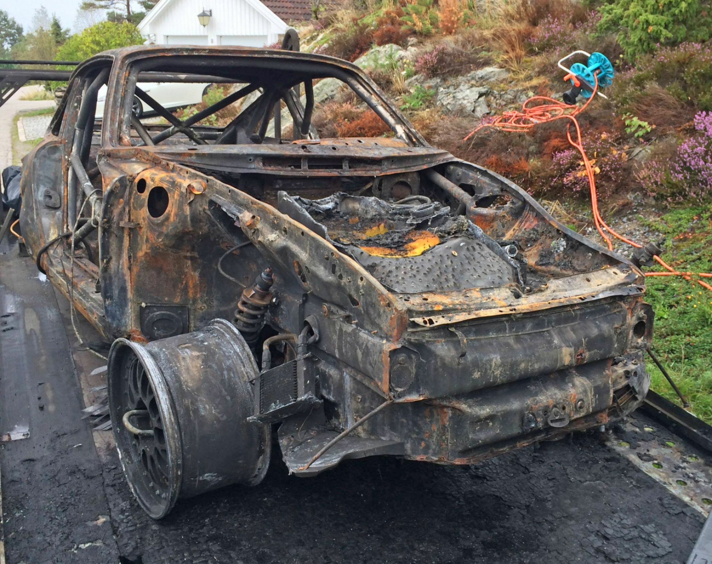 Dette var alt som stod igjen av drømmebilen som Vidar hadde vunnet Gatebil Extreme-serien med tre år på rad.