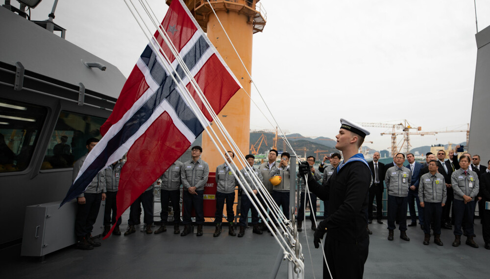 NORSK KOMMANDO: KNM Maud ble formelt overlevert 16. november. Endelig vaier det norske flagget på KNM Maud
