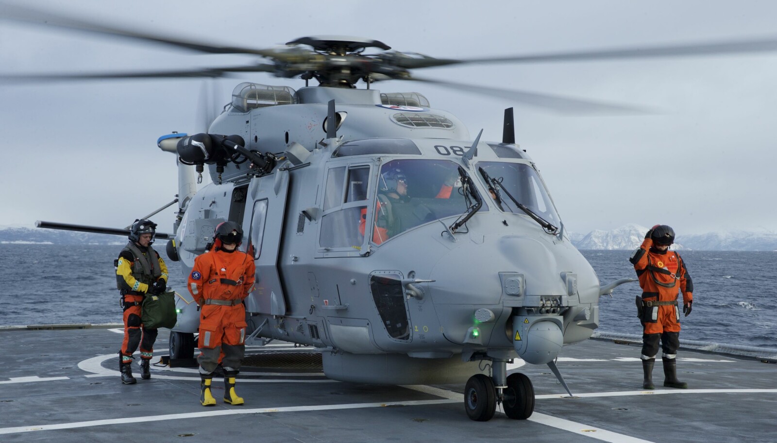 NH-90: Maud har plass til to helikoptre av typen NH-90. Bildet viser et NH-90 helikopter som lander på kystvaktfartøyet KV Senja. NH-90 er et fregatt- og kystvakthelikopter, men p.t. har det for Norges del vært et skandalehelikopter. Riksrevisjonen har kritisert anskaffelsen i kraftige ordelag på grunn av forsinkelser og kostnadsoverskridelser. Det er også satt flere spørsmålstegn ved helikopterets evne til å fylle rollen som det er tiltenkt.