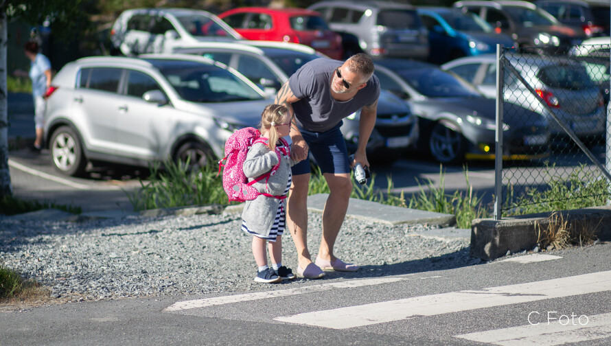 Først til høyre, så til venstre: Pappa passer på så Milla kommer trygt over veien.