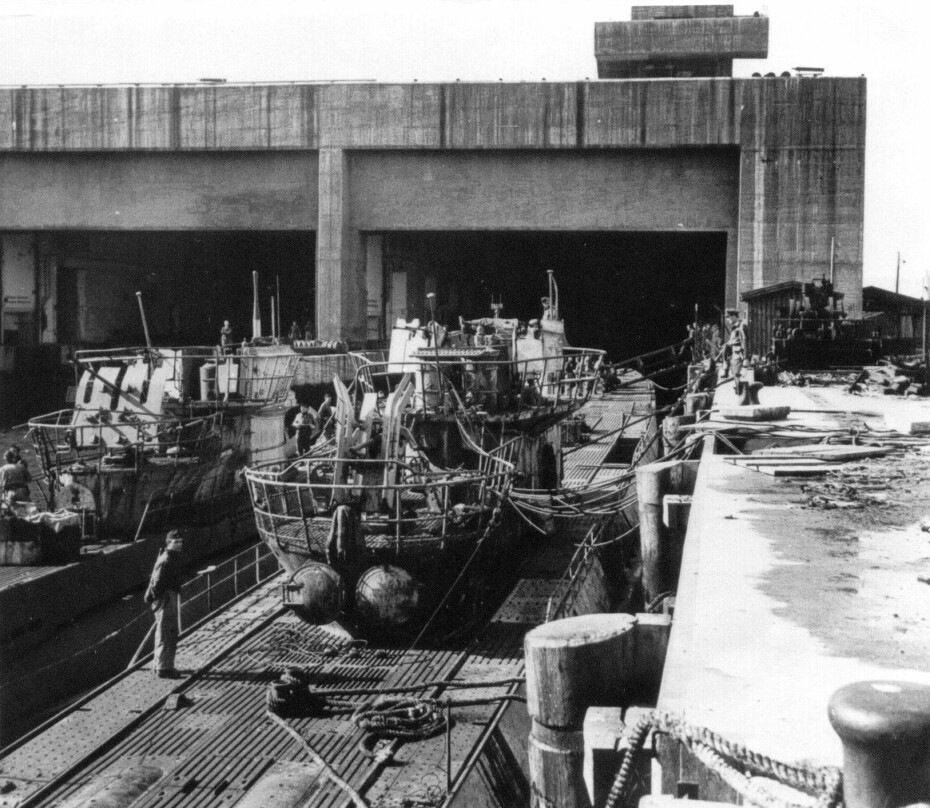 I NORSK TJENESTE: Til venstre ses U 995 (senere KNM Kaura), og til høyre U 861 som kom inn til Trondheim i begynnelsen av mai 1945 fra det fjerne Østen. Foto: Samling Knut Sivertsen.