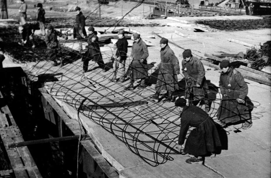 FANGEARBEIDERE: Russiske krigsfanger i arbeid ved Dora II, 19. mars 1943. Slike offisielle bilder eksisterer nesten ikke, men Knut Sivertsen av samlet noen av dem fra tyske private album. Foto: Samling Knut Sivertsen.