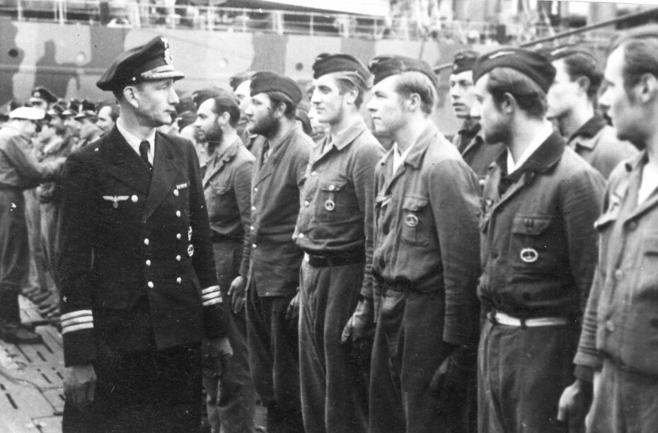 SJEFEN: Flotiljesjefen for 13. Uboots-Flottille i Trondheim, Korvettenkapitän Rolf Rüggeberg, hilser på mannskapet på U 354 som nettopp har kommet inn fra tokt sommeren 1943. Ubåten ble senket 24. august 1944 i Barentshavet. Foto: Samling Knut Sivertsen.