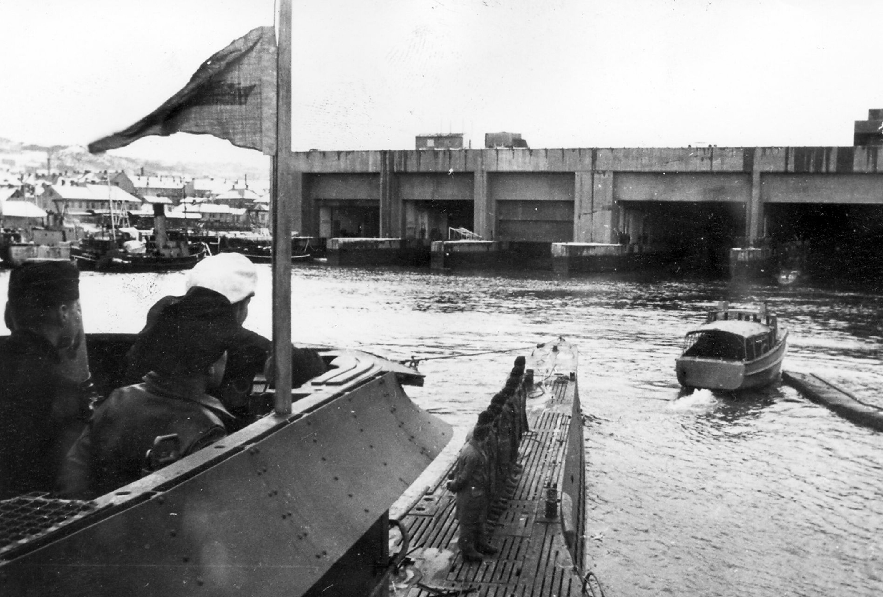 SENKET: U 959 anløper Dora I i april 1944. Kommandanten på brua med sin karakteristiske hvite luepull, er den 24 år gamle Oberleutnant Friedrich Weitz. Båten ble senket 2. mai 1944 sørøst for Jan Mayen. Foto: Samling Knut Sivertsen.