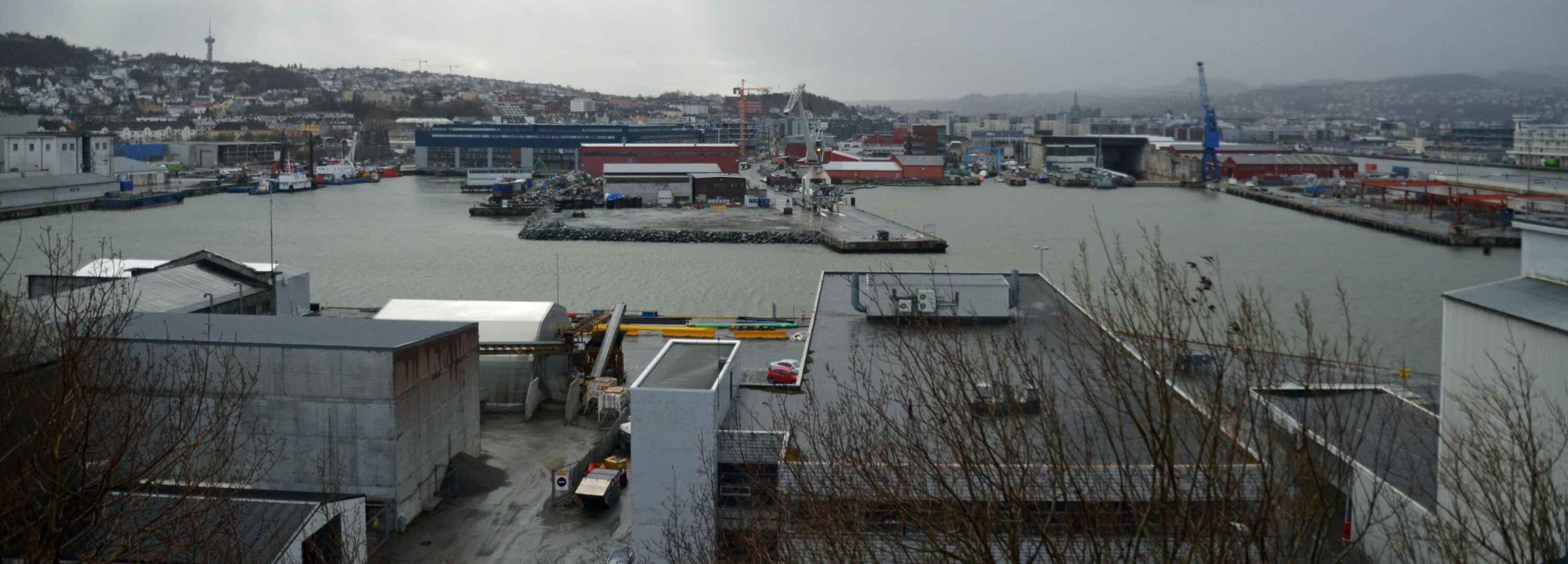 NYHAVNA I DAG: Dora I ruver fremdeles i bybildet med sitt blå tak til venstre i bildet. Til høyre i bildet, ved den blå krana, vises Dora II med de to dokkene.