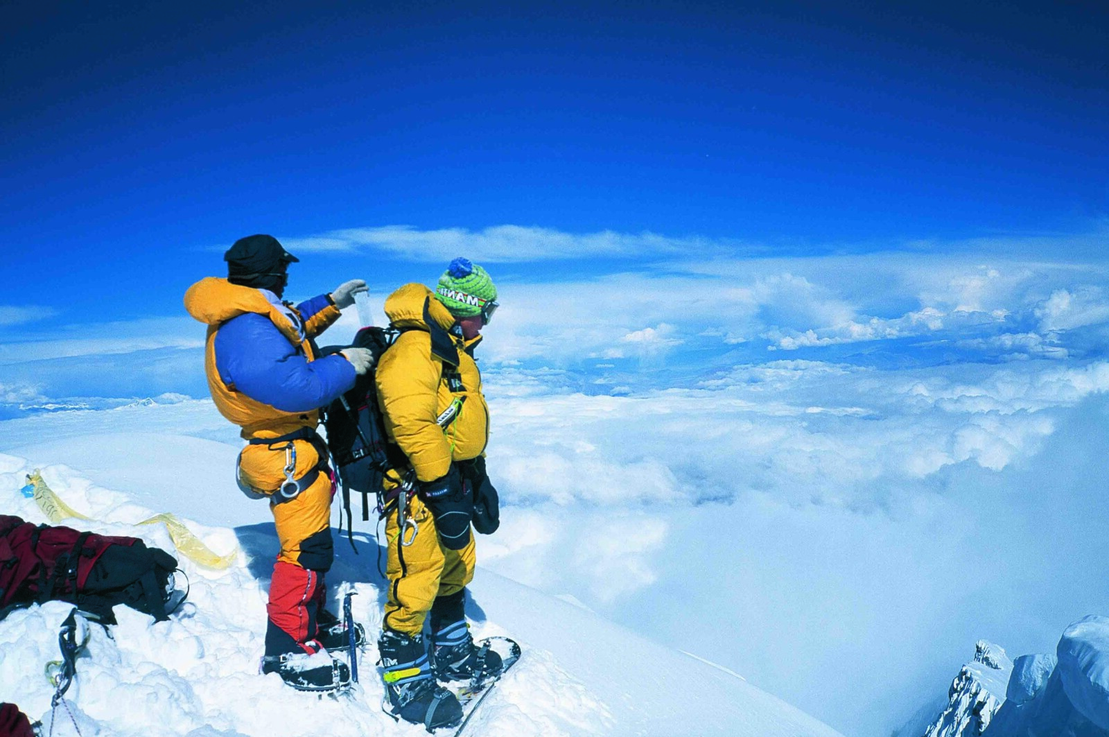 <b>SISTE FORBEREDELSE: </b>For andre gang står 23 år gamle Marco Siffredi på toppen av Mount Everest. Phurba Tashi Sherpa fester en oksygenflaske på ryggen av en sliten, men bestemt Marco.