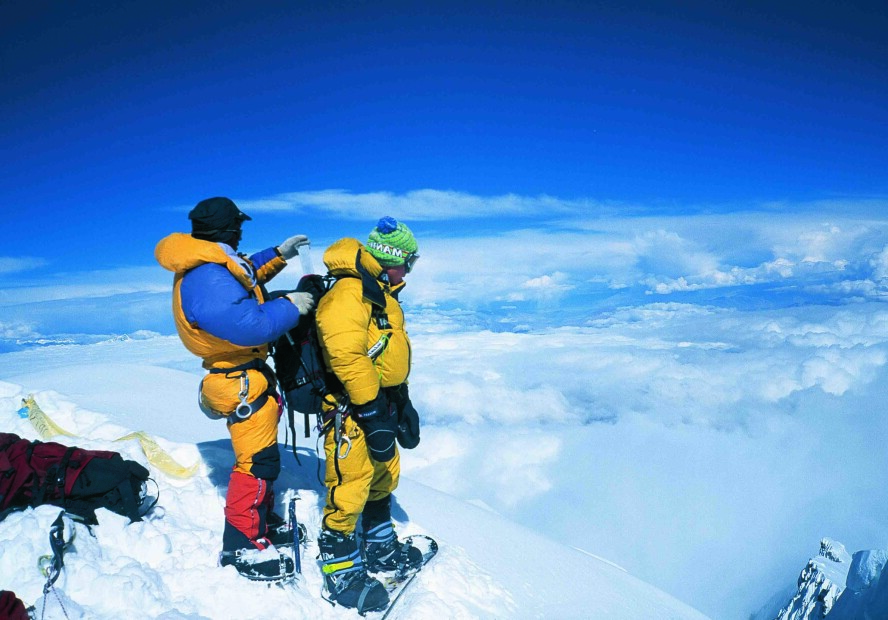 SISTE FORBEREDELSE: For andre gang står 23 år gamle Marco Siffredi på toppen av Mount Everest. Phurba Tashi Sherpa fester en oksygenflaske på ryggen av en sliten, men bestemt Marco.