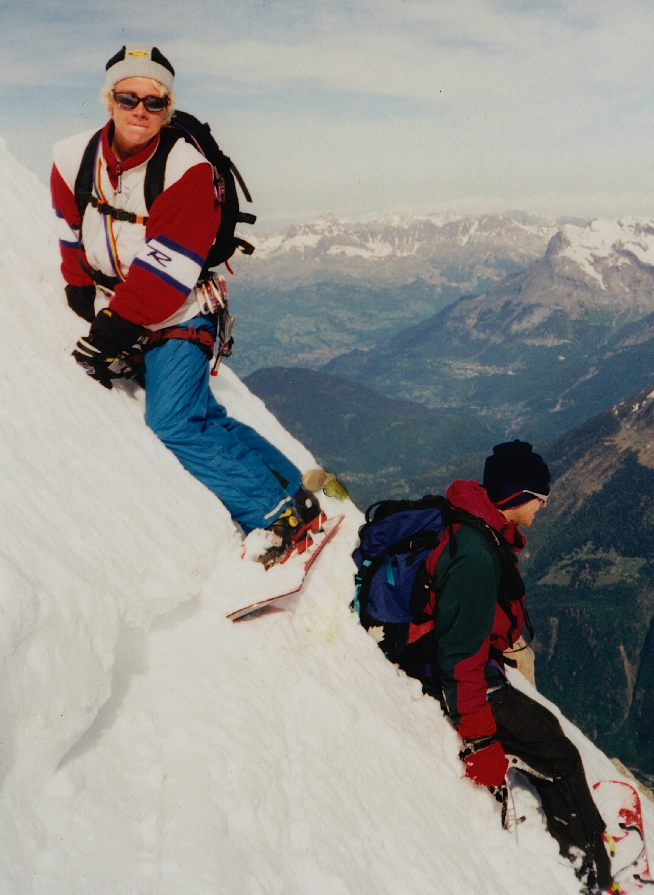 KOMPIS: Marco og bestekompisen Bertrand Delapierre gjør seg klar for Mallory-Porter, en ekstrem rute ned fra Aiguille du Midi (3842 moh) i Chamonix.