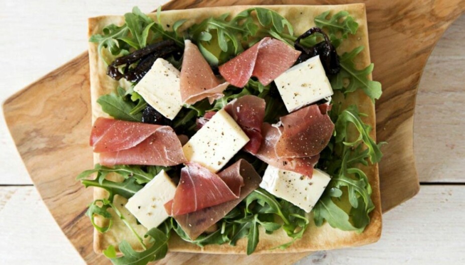 NYDELIG OG LETTVINT: Hvem kan motstå serranoskinke, brie og karamellisert løk? NYDELIG OG LETTVINT: Hvem kan motstå serranoskinke, brie og karamellisert løk?