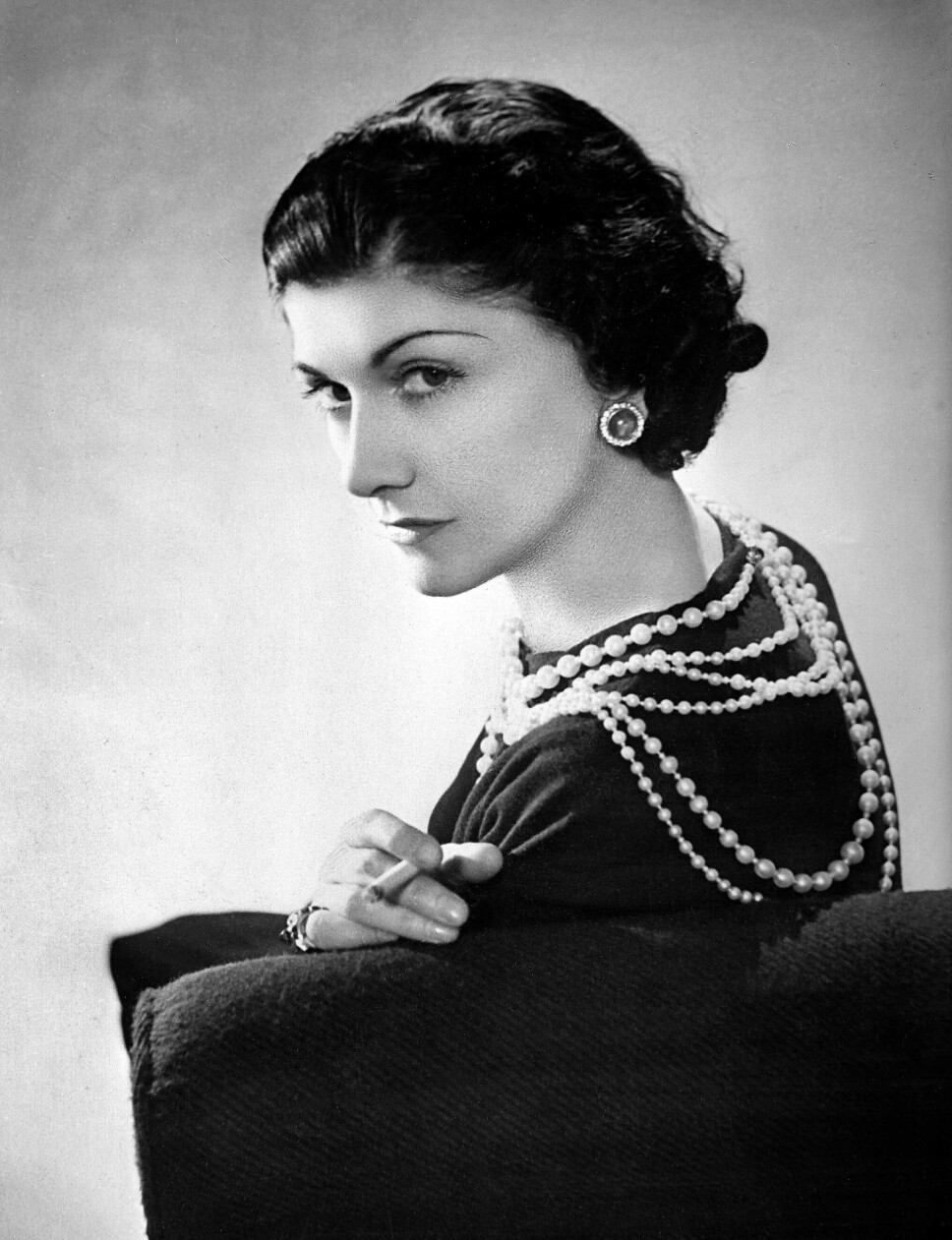 REVOLUSJONERENDE: Coco Chanel revolusjonerte måten
kvinner kledde seg på da hun i
1926 introduserte «den lille sorte.»