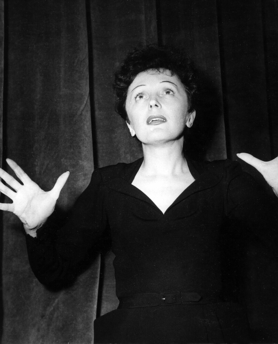 ALLTID I SVART: Edith Piaf, som alltid bar en
svart kjole da hun fremførte
sanger på scenen, ble kalt
«den lille, svarte spurven».