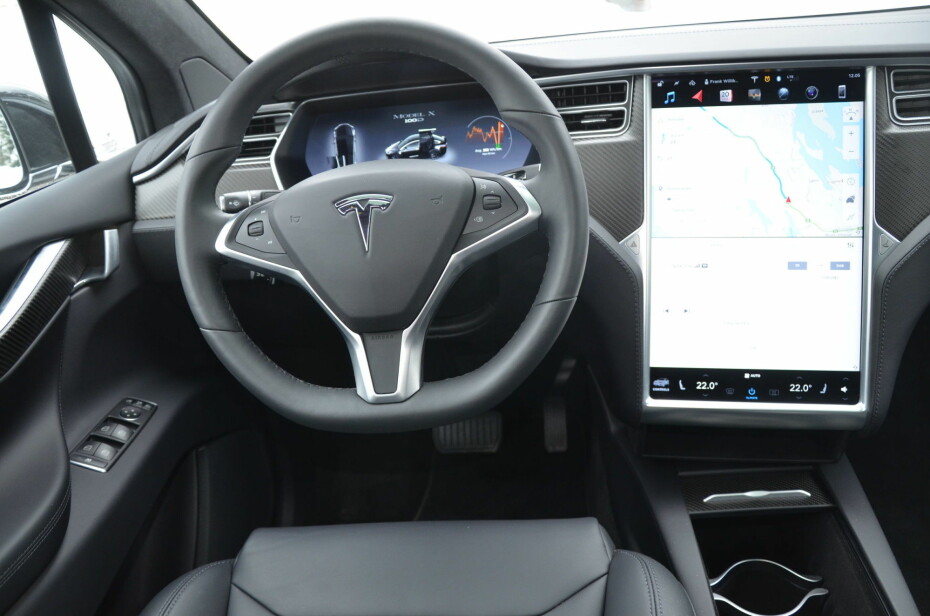 Typisk for Tesla er den store, sentralt plasserte skjermen der man styrer det meste. Foto. Frank Williksen