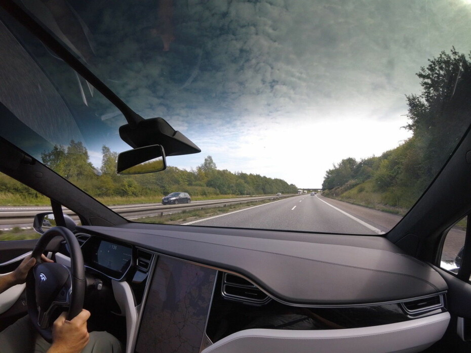 Alle blir imponert over den enorme frontruten i Tesla Model X. Foto: Christer Williksen