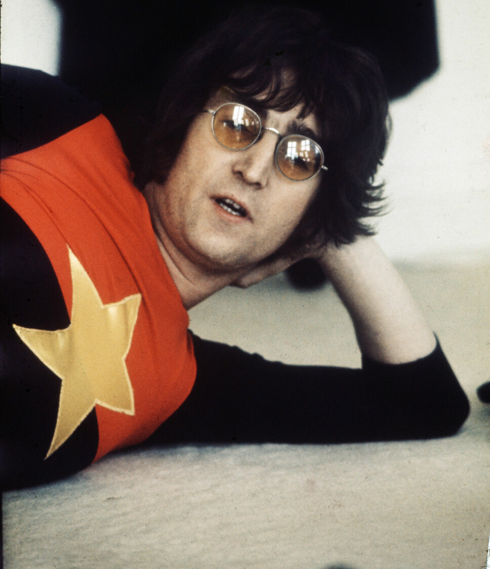 KJENT LOOK: John Lennon brakte oss, i tilelgg til fin musikk, små, runde hippiebriller.