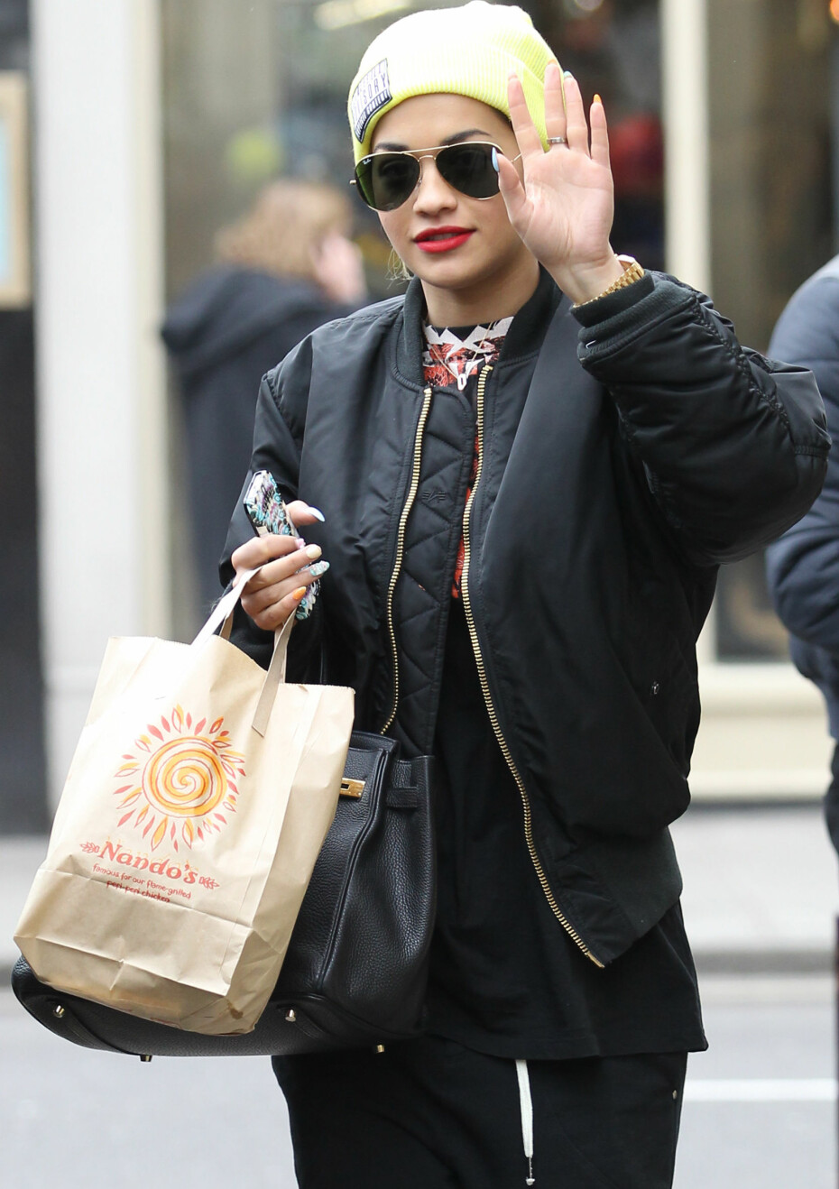 KLASSIKER: Ray-Bans «Aviator»-briller har holdt hele veien fra 1936 og frem til i dag. Her er Rita Ora ute og lufter sine.