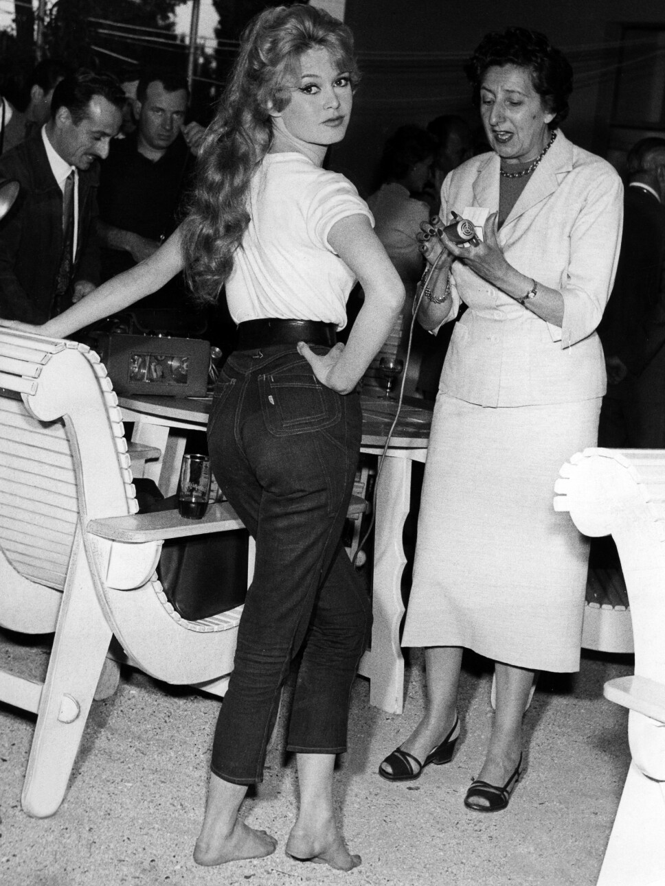 Brigitte Bardot kledd i jeans. Bardot var en av
dem som var med å gjøre buksene populært blant ungdom
på 70-tallet.