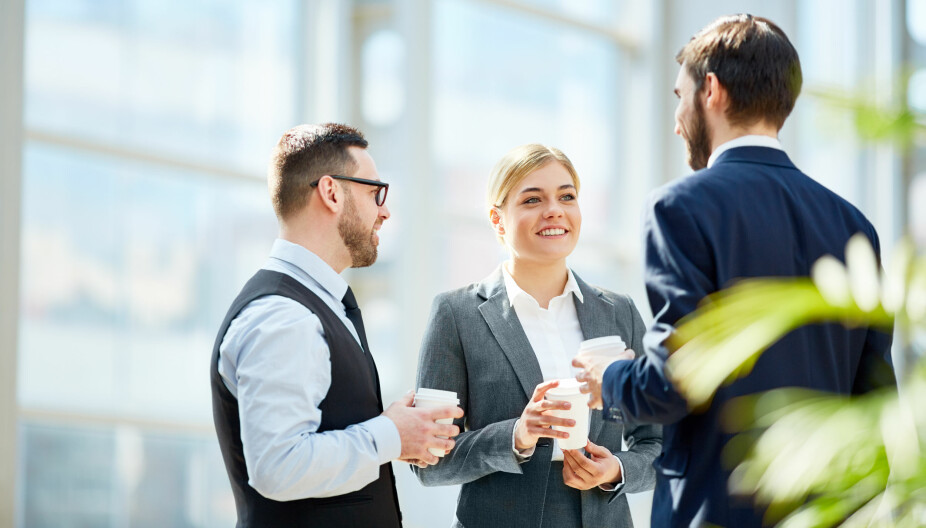 SMALL TALK TIPS; Langt fra alle føler seg komfortable med small talk. Det kan være spesielt utfordrende ved kaffemaskinen i en pause på jobben, eller hvis du får sjefen ved siden av deg på julebordet. SMALL TALK TIPS; Langt fra alle føler seg komfortable med small talk. Det kan være spesielt utfordrende ved kaffemaskinen i en pause på jobben, eller hvis du får sjefen ved siden av deg på julebordet.