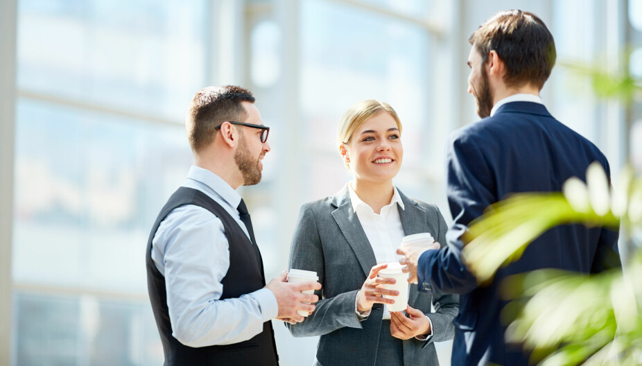 SMALL TALK TIPS; Langt fra alle føler seg komfortable med small talk. Det kan være spesielt utfordrende ved kaffemaskinen i en pause på jobben, eller hvis du får sjefen ved siden av deg på julebordet.