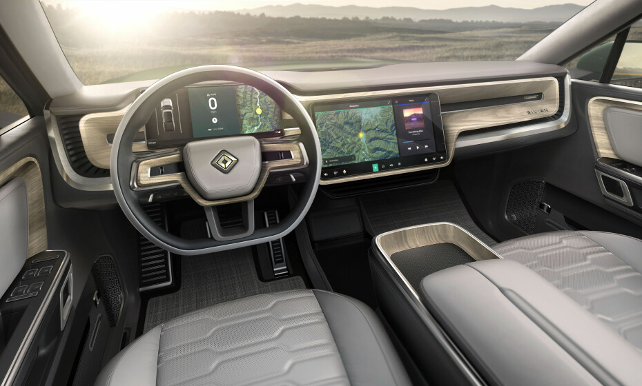 THE AMERICAN WAY: The oser amerikansk av interiøret i R1S. Legg forøvrig merke til de to store skjermene, ikke helt ulikt løsningen i Tesla Model X - som også kommer som 7-seter. Også R1S har programvare som kan oppdateres over internett.