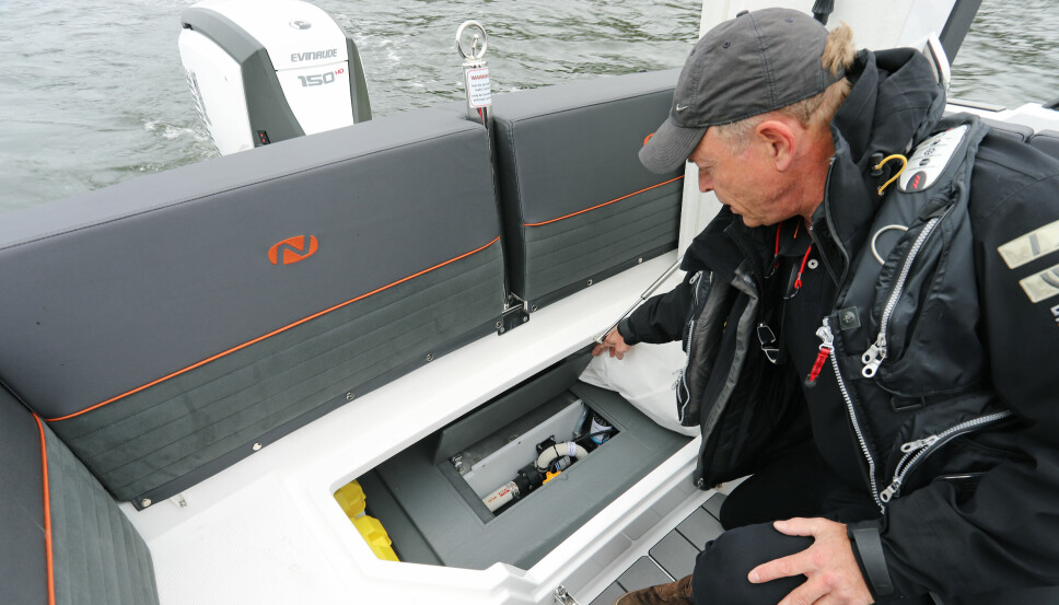 LENSESYSTEM: Designer Espen Thorup viser luka til lensesystemet som gir båten lavere dørk og tyngdepunkt.
