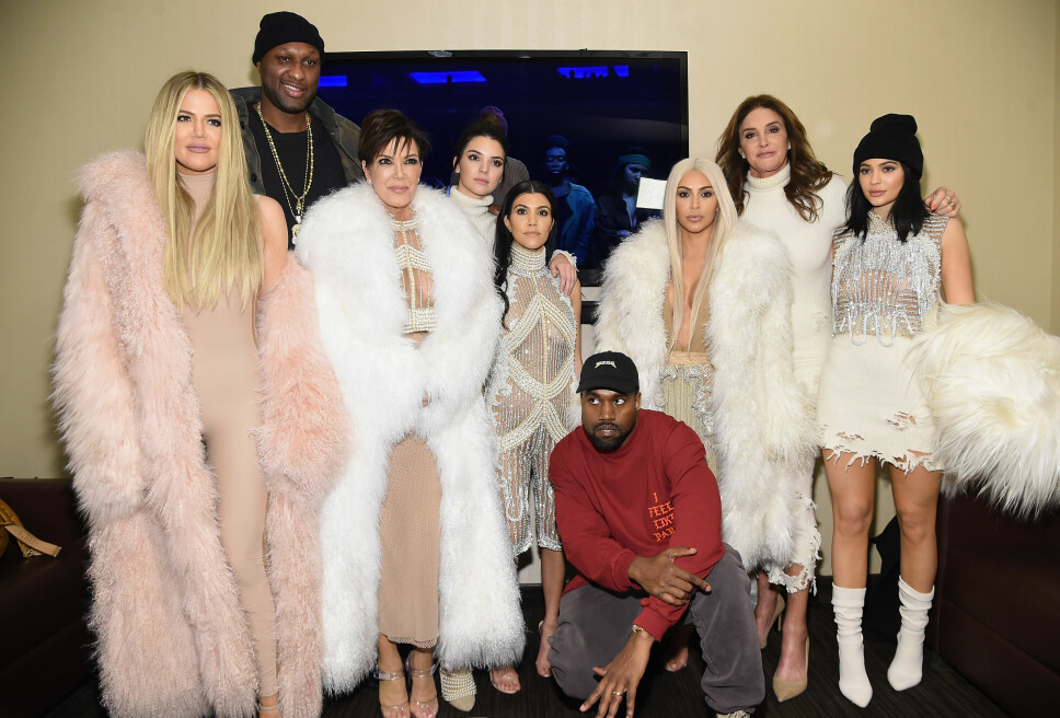 BERØMT FAMILIE: Nesten hele Kardashian-/Jenner-klanen. Khloe Kardashian (f.v.), hennes eksmann Lamar Odom, Kris Jenner, Kendall Jenner, Kourtney Kardashian, Kanye West, Kim kardashian, Caitlyn Jenner og Kylie Jenner.