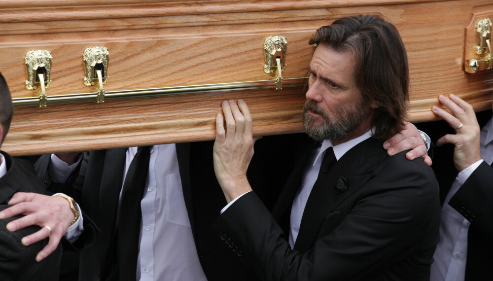 BAR KJÆRESTENS KISTE: En sorgtung Jim Carrey fulgte kjæresten til graven i 2015.