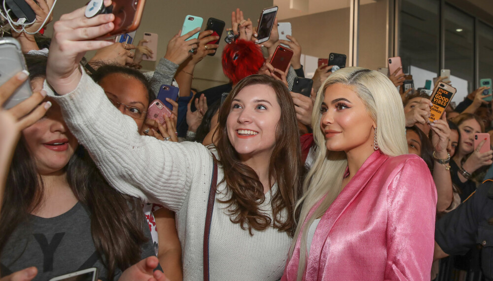 MAKEUPMOGUL: Kylie Jenner har stor suksess med sminkemerket Kylie Cosmetics. Her på en meetup med fansen.