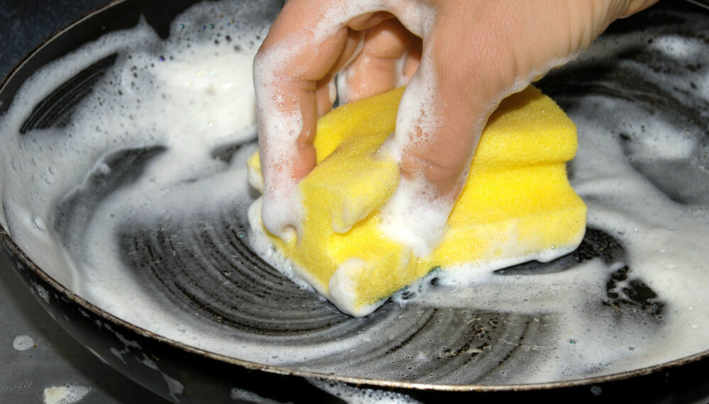 VASKE STEKEPANNE: En stekepanne i jern og en stekepanne i teflon skal vaskes på ulike måter. Slik gjør du det.