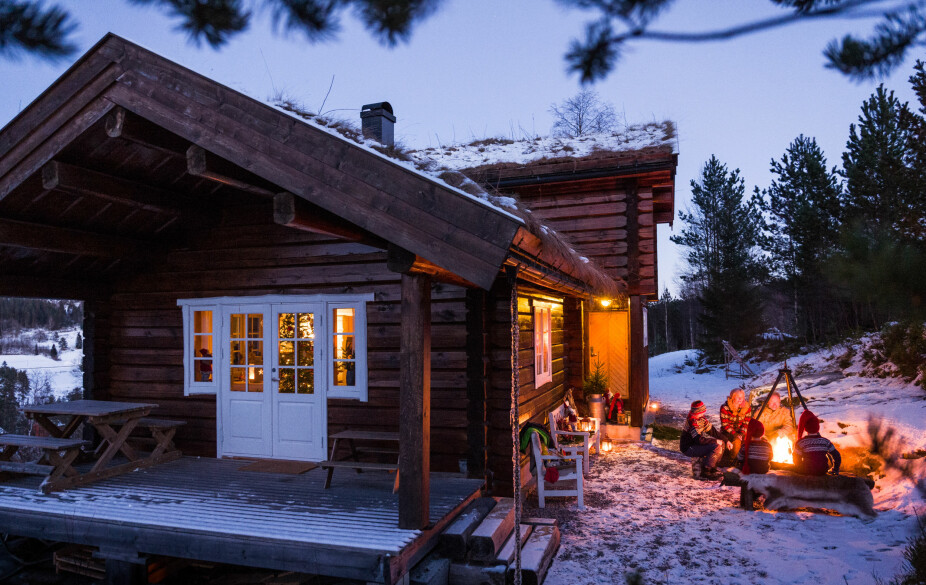 Utenfor hytta har de lagd seg en koselig samlingsplass rundt bålpanna. Her tilbringer familien mye tid.