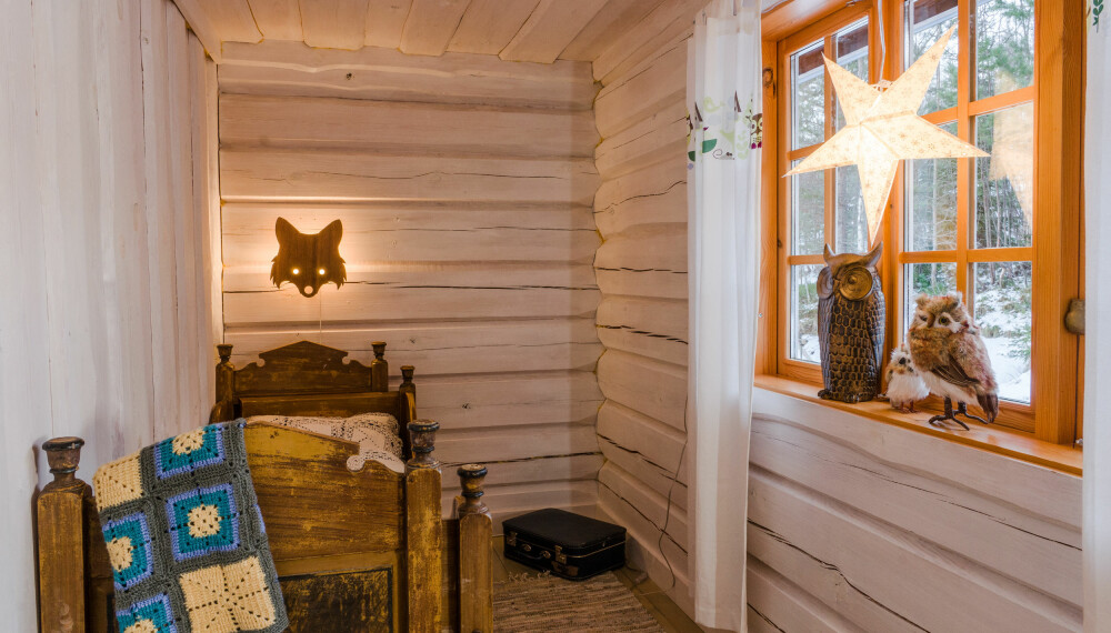 Her sover en liten gutt, som er glad i dyr, veldig godt. Den gamle skuvsenga fant Kine på Finn. Her sover en liten gutt, som er glad i dyr, veldig godt. Den gamle skuvsenga fant Kine på Finn.