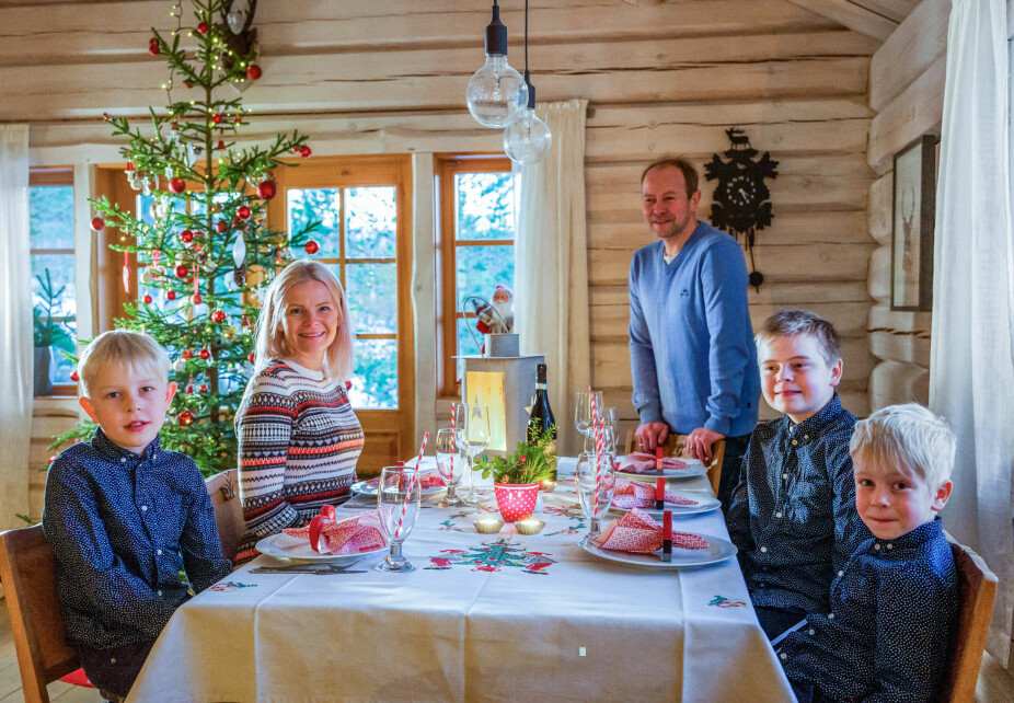 Endelig. Nå er endelig kvelden her, og alle er veldig spente. Familien er blitt så glad i julefeiring på hytta at de ikke kan tenke seg noe annet.