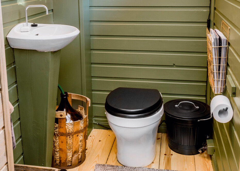 Innlemmet badet i hytta.Toalettkroken er grønnmalt og snurredassen litt lettere å komme til etter at de innlemmet badet i hytta. Tidligere måtte de ut og gå over terrassen når de skulle på do.