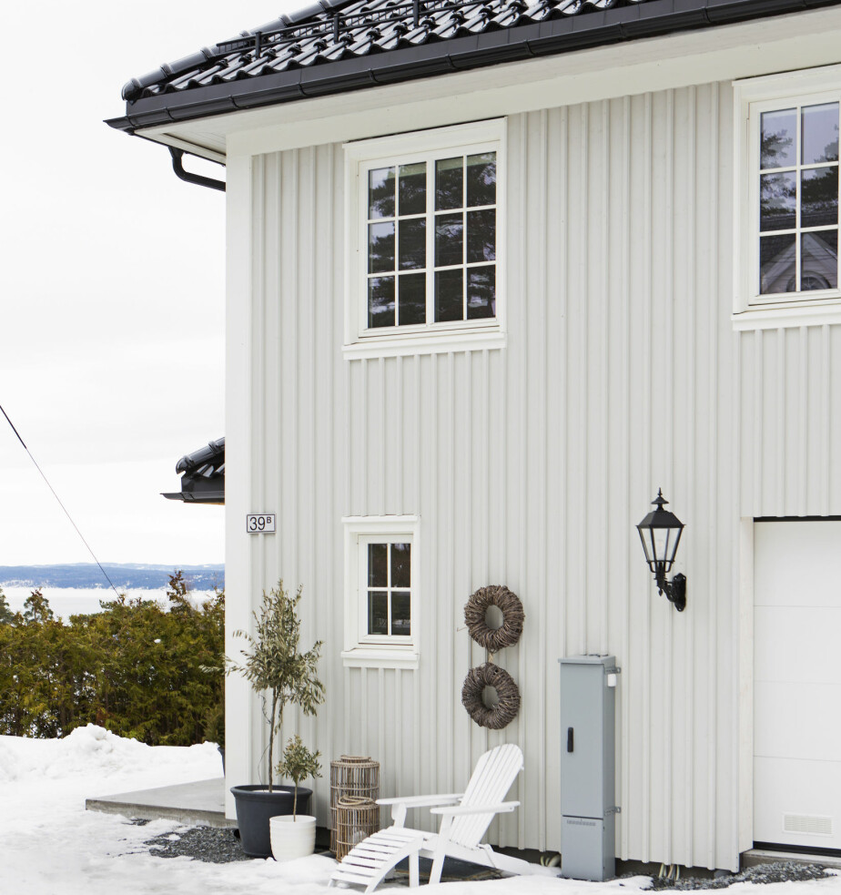 Huset til Tina, Peter og familien ligger idyllisk til i Ekebergåsen i Oslo, med deilig utsikt over Oslofjorden. Det er et typehus som har gjennomgått mange spesialtilpasninger for å passe inn på tomten og til familiens formål.
