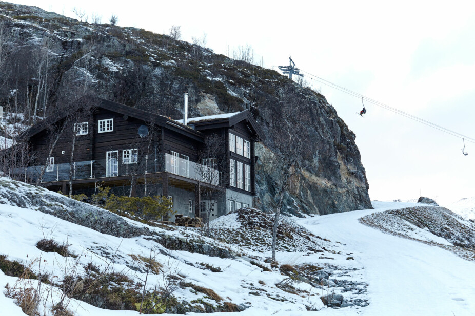 Hytta ligger midt i skibakken, og er tilpasset den skrå tomten ved Skarsnuten. Underetasjen er innredet med en usjenert utleieleilighet. Hytta ligger midt i skibakken, og er tilpasset den skrå tomten ved Skarsnuten. Underetasjen er innredet med en usjenert utleieleilighet.