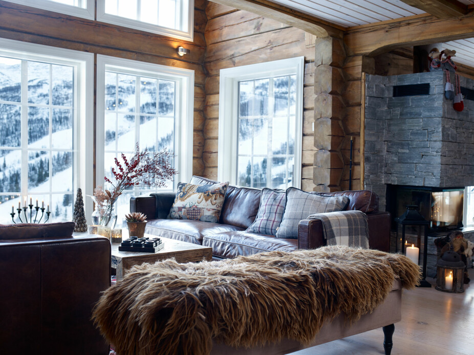 Godsofaen fra den forrige hytta var gått ut av salg, men skuffelsen ble til glede da Ole-Arvid etter mye leting, fant en maken sofa brukt på nett. Her er det godt å slenge seg ned etter en lang dag i bakken. Godsofaen fra den forrige hytta var gått ut av salg, men skuffelsen ble til glede da Ole-Arvid etter mye leting, fant en maken sofa brukt på nett. Her er det godt å slenge seg ned etter en lang dag i bakken.
